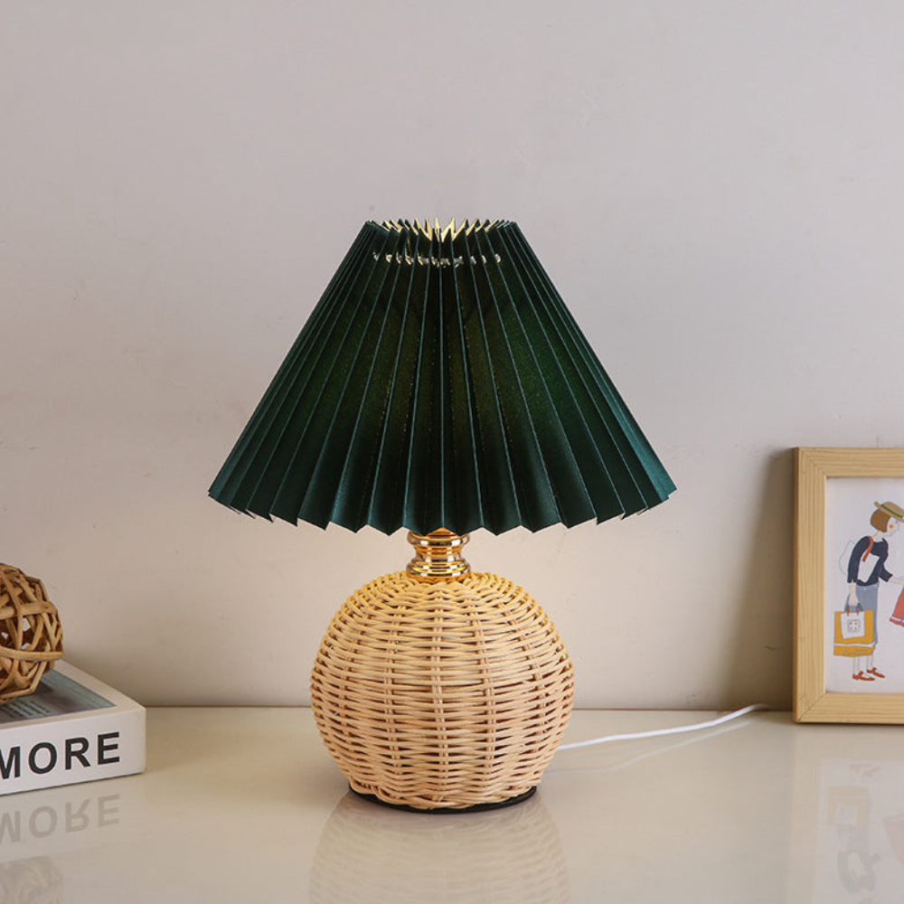 Moderne Tischlampe mit plissiertem Schirm – Nachttischlampe aus natürlichem Rattangeflecht