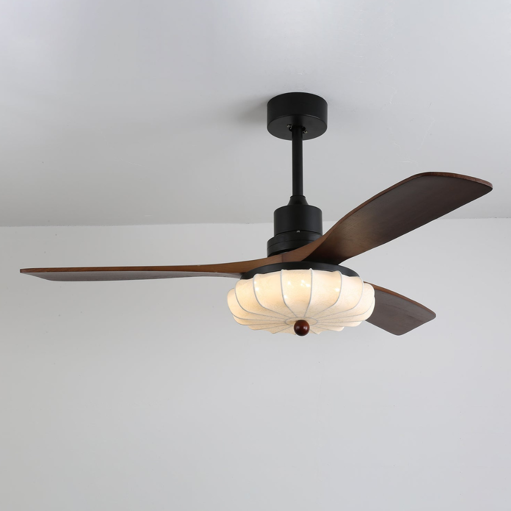 Deckenventilator mit Licht und handgefertigtem Lotus-Schirm aus Stoff – ruhiger moderner Stil