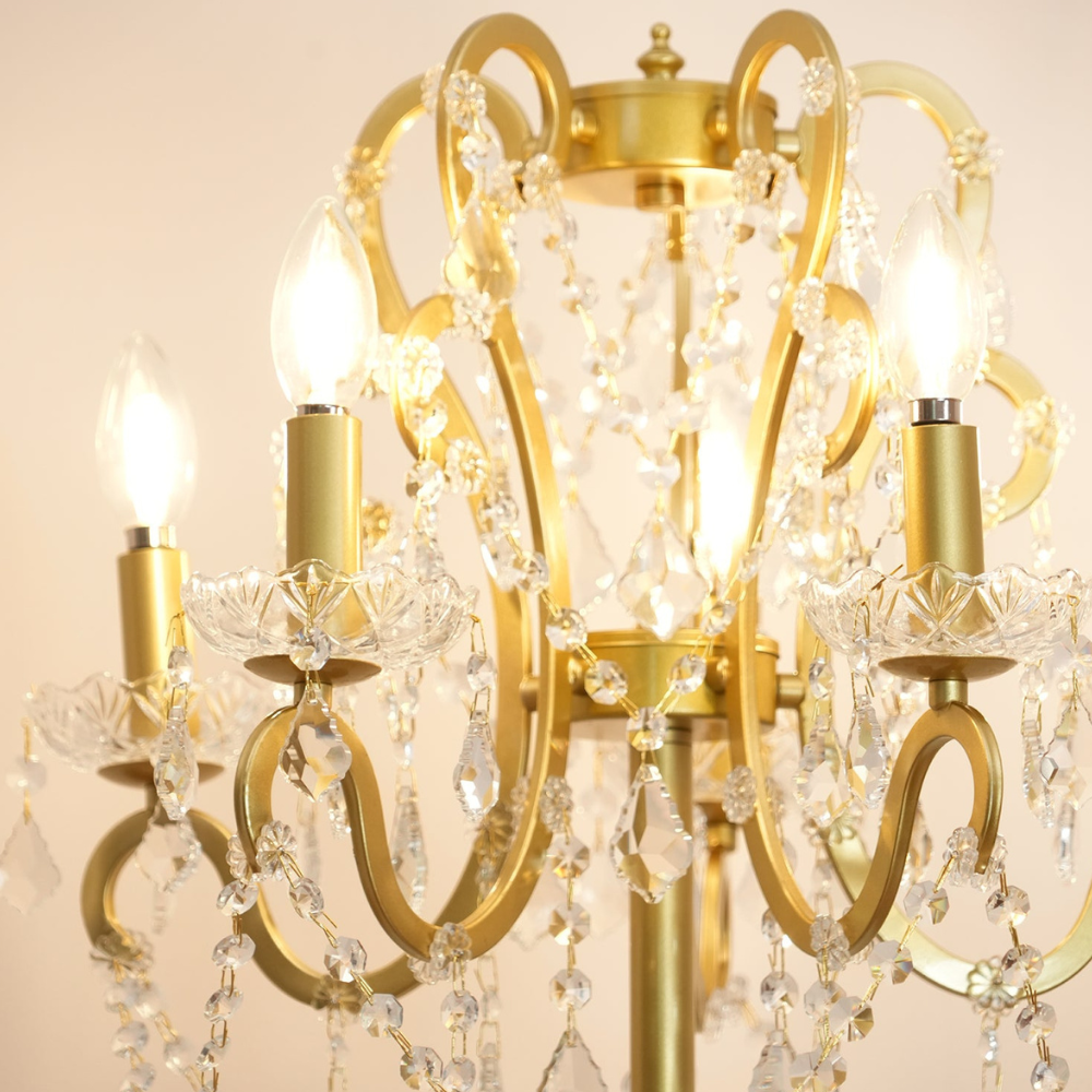 Dimmbare Stehlampe mit kunstvollem Eisenornament und facettierten Kristallsträngen