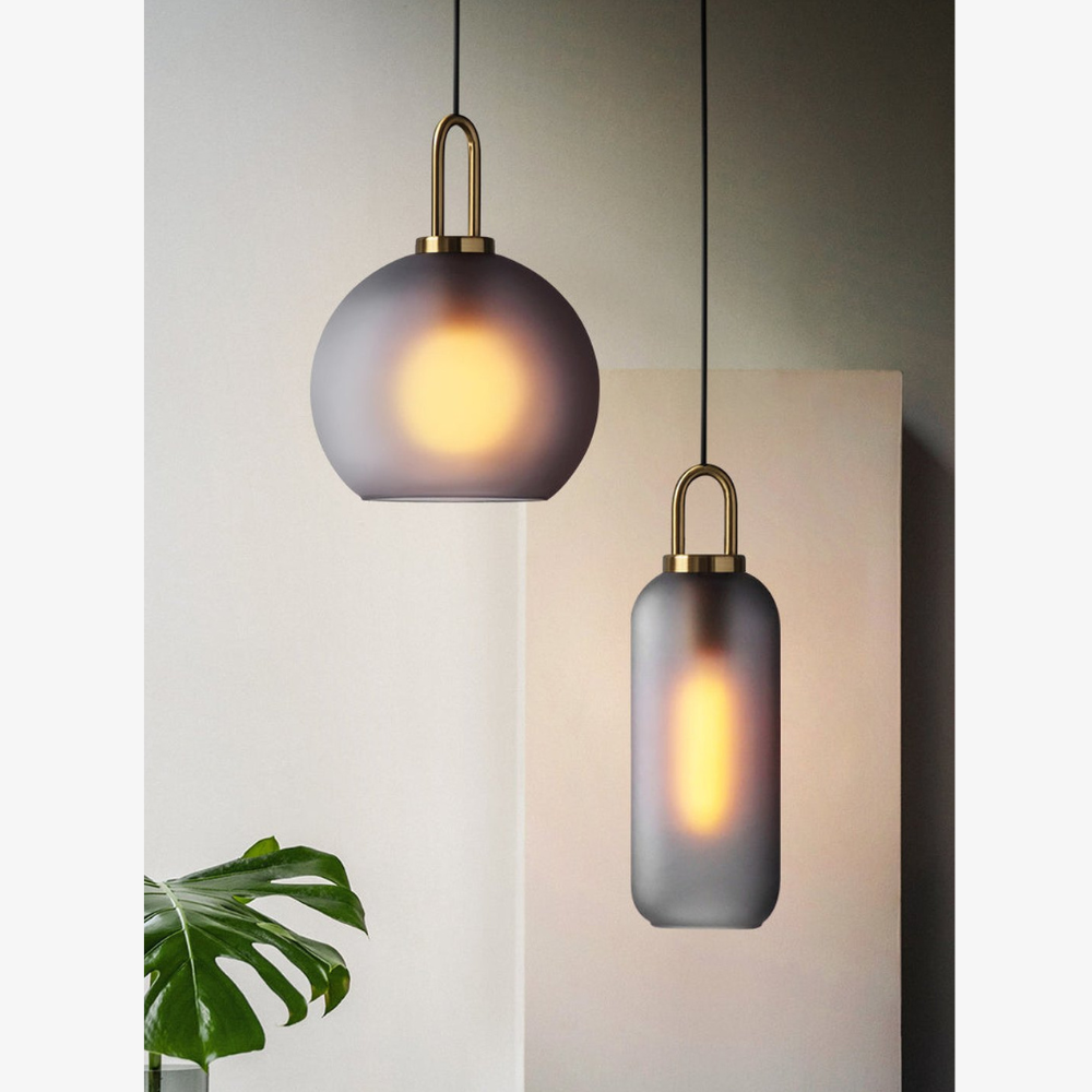 Globus- und Kapselglas-Hängeleuchte mit Messingbogen – Moderner Stil