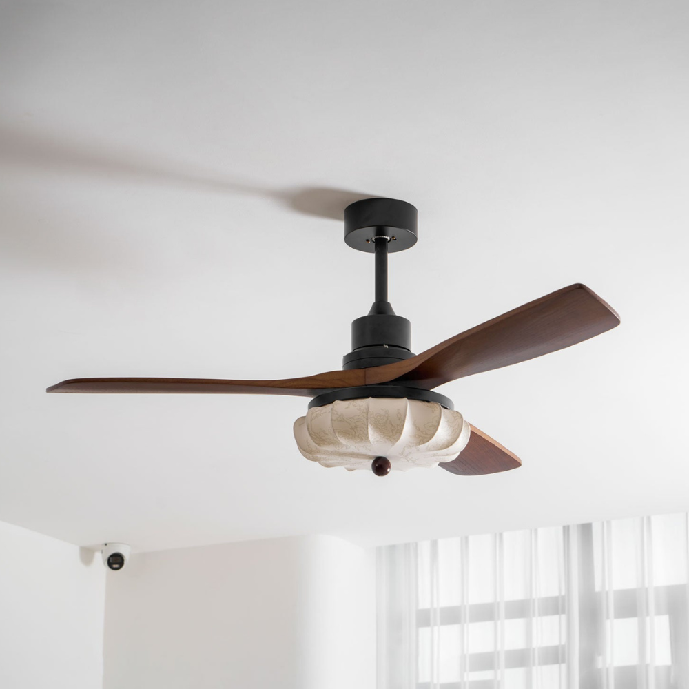Deckenventilator mit Licht und handgefertigtem Lotus-Schirm aus Stoff – ruhiger moderner Stil