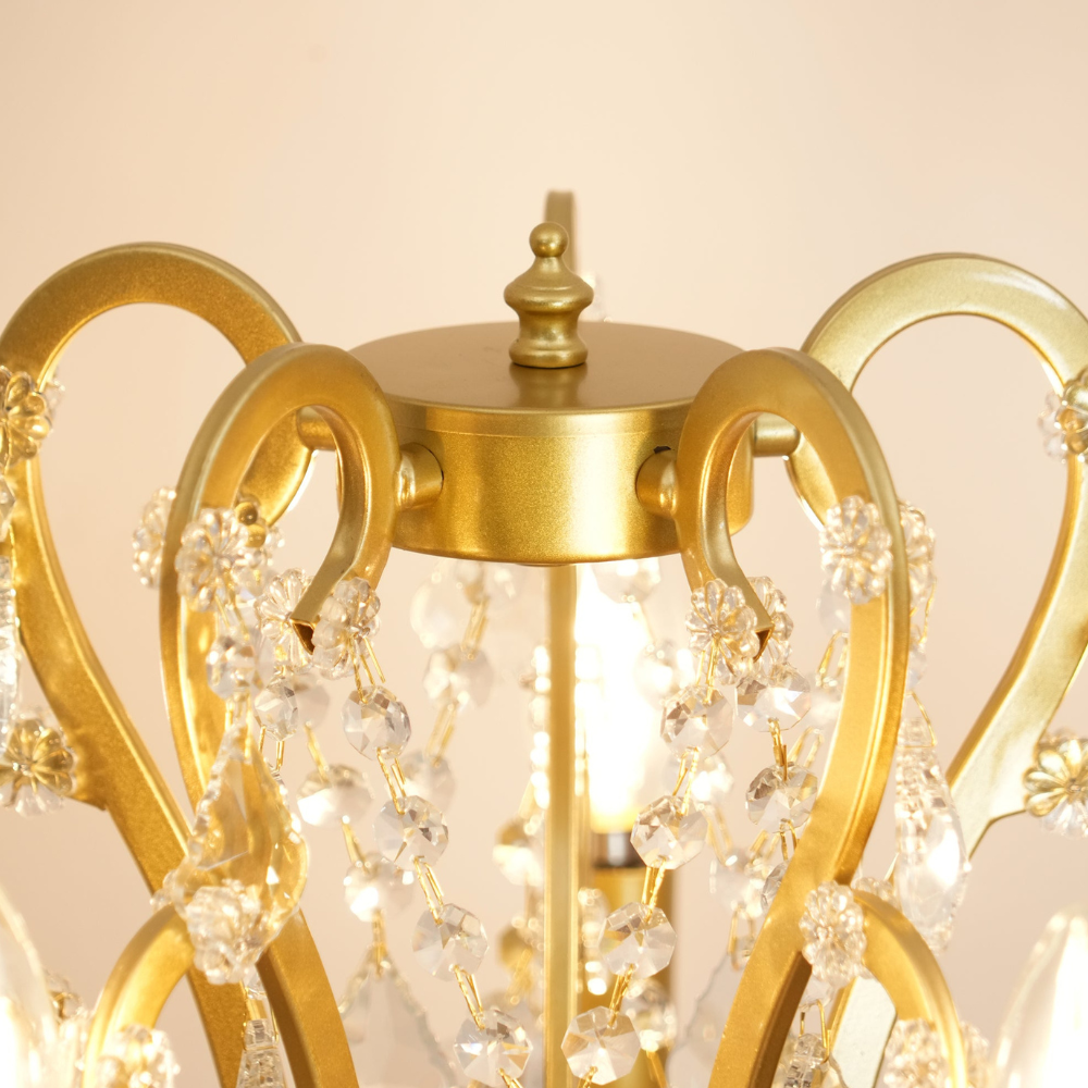Dimmbare Stehlampe mit kunstvollem Eisenornament und facettierten Kristallsträngen