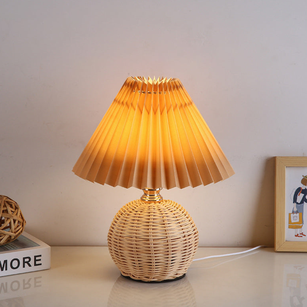 Moderne Tischlampe mit plissiertem Schirm – Nachttischlampe aus natürlichem Rattangeflecht