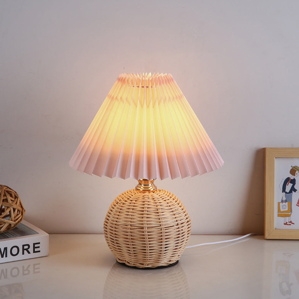 Moderne Tischlampe mit plissiertem Schirm – Nachttischlampe aus natürlichem Rattangeflecht