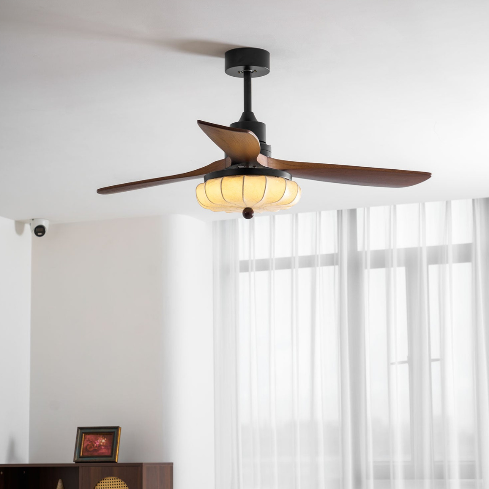 Deckenventilator mit Licht und handgefertigtem Lotus-Schirm aus Stoff – ruhiger moderner Stil