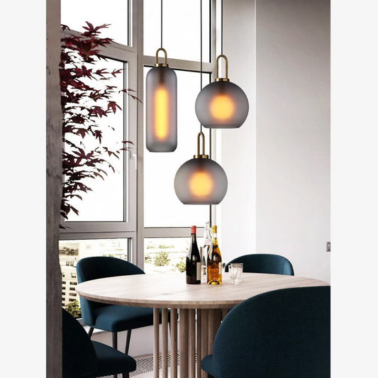 Suspension en verre globe et capsule avec arche en laiton - Style moderne