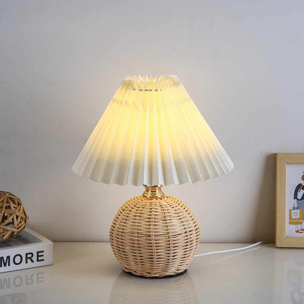 Moderne Tischlampe mit plissiertem Schirm – Nachttischlampe aus natürlichem Rattangeflecht