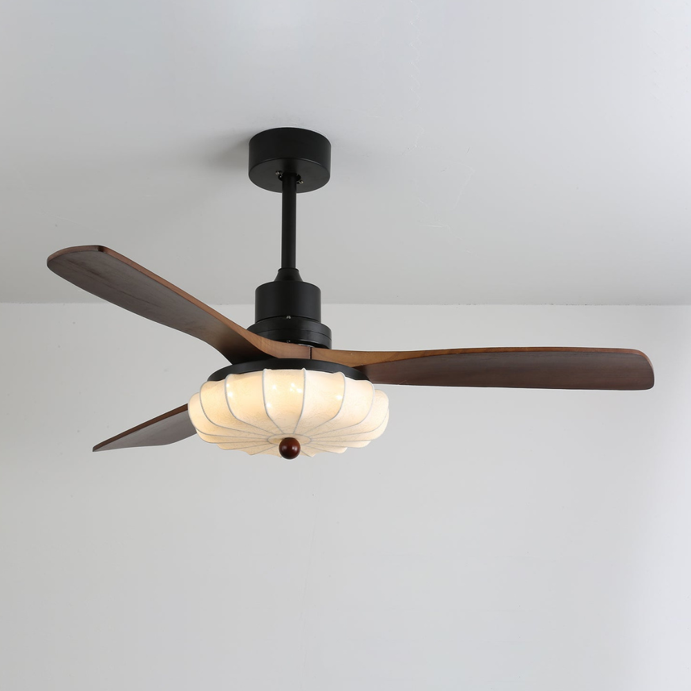 Deckenventilator mit Licht und handgefertigtem Lotus-Schirm aus Stoff – ruhiger moderner Stil