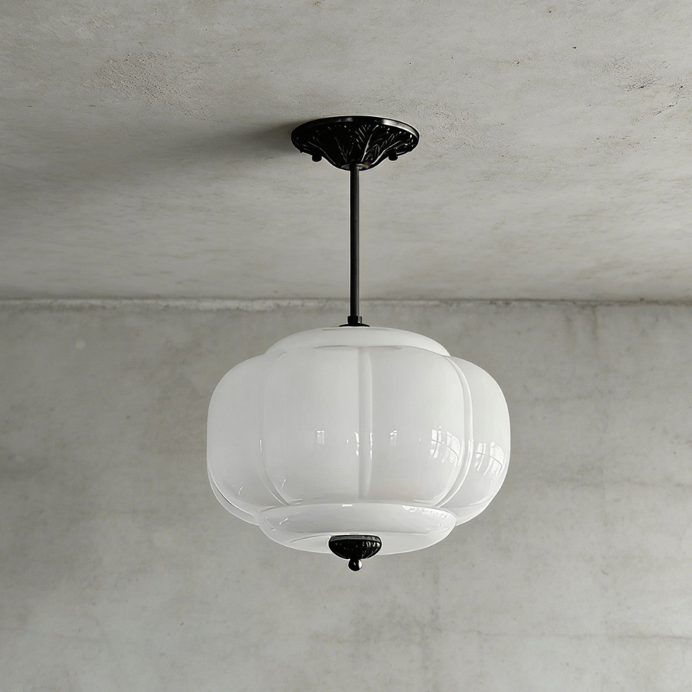 Gerippte Kürbis-Hängelampe mit kunstvollem Metallbesatz – Mid-Century-Design