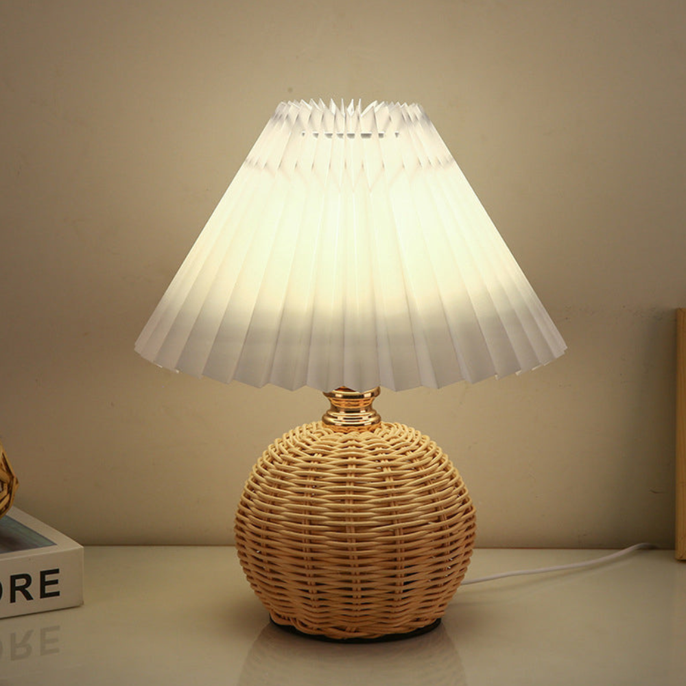 Moderne Tischlampe mit plissiertem Schirm – Nachttischlampe aus natürlichem Rattangeflecht
