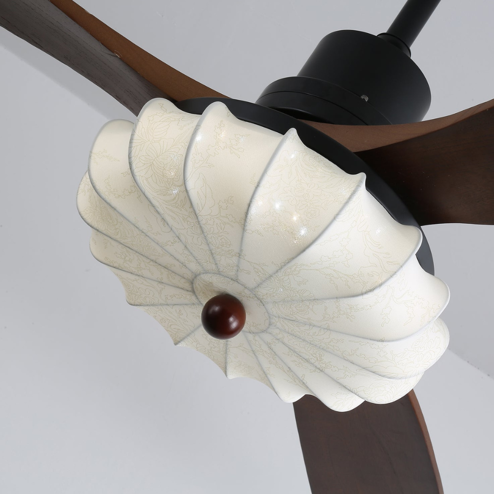 Deckenventilator mit Licht und handgefertigtem Lotus-Schirm aus Stoff – ruhiger moderner Stil