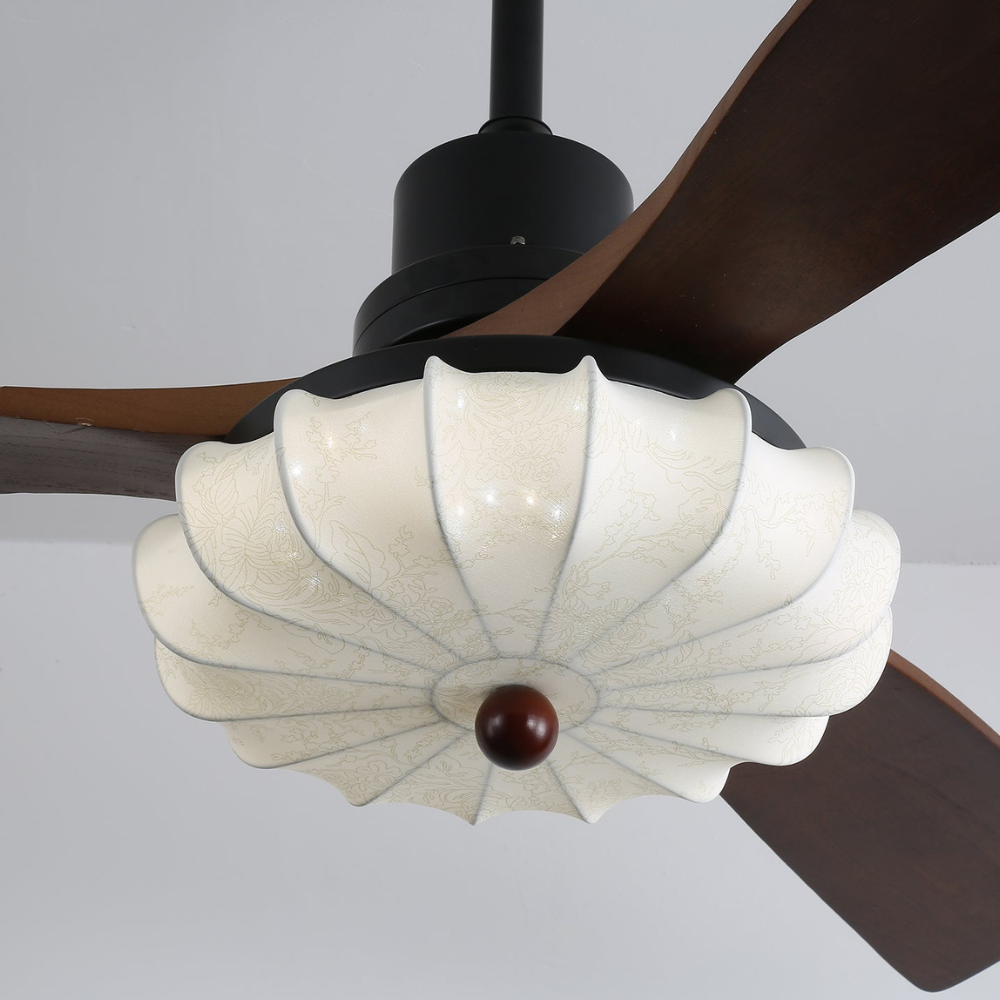 Deckenventilator mit Licht und handgefertigtem Lotus-Schirm aus Stoff – ruhiger moderner Stil