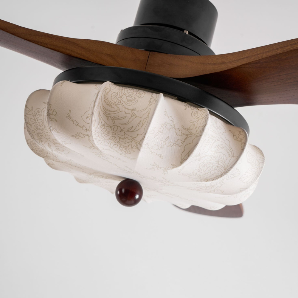 Deckenventilator mit Licht und handgefertigtem Lotus-Schirm aus Stoff – ruhiger moderner Stil