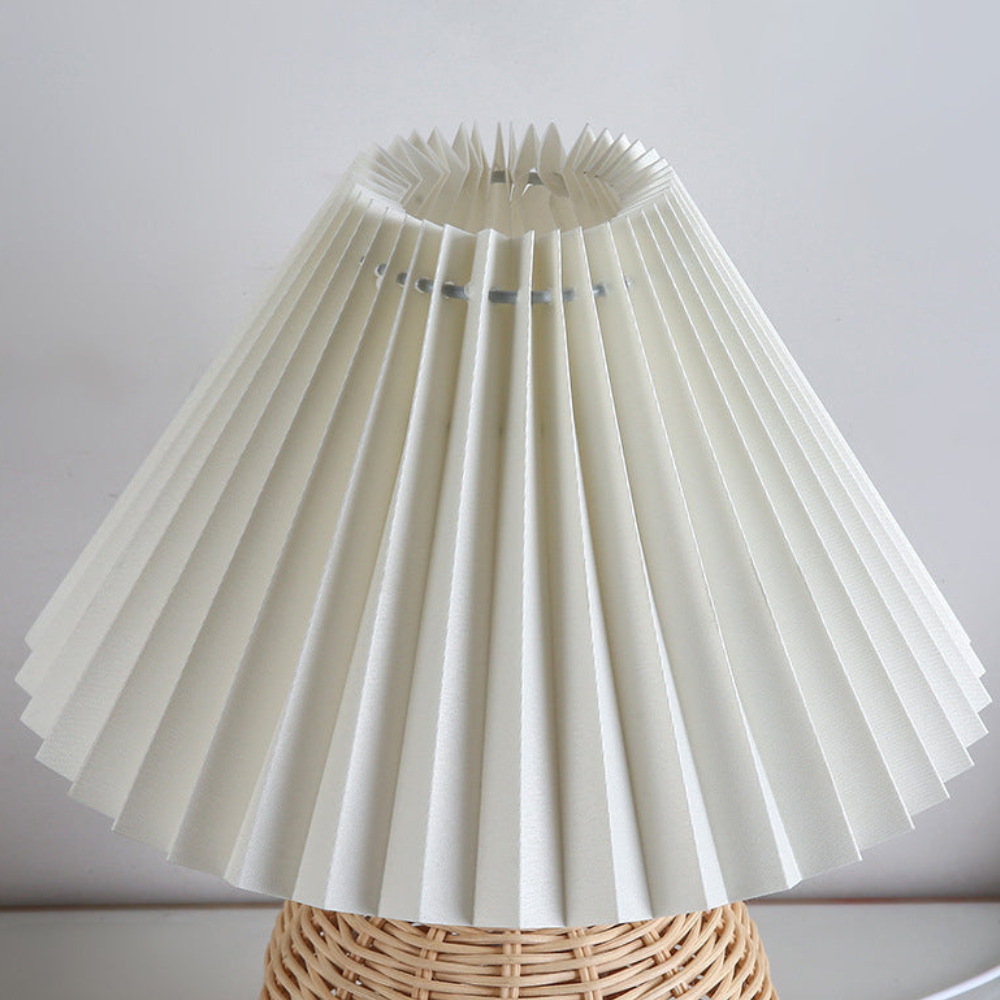 Moderne Tischlampe mit plissiertem Schirm – Nachttischlampe aus natürlichem Rattangeflecht