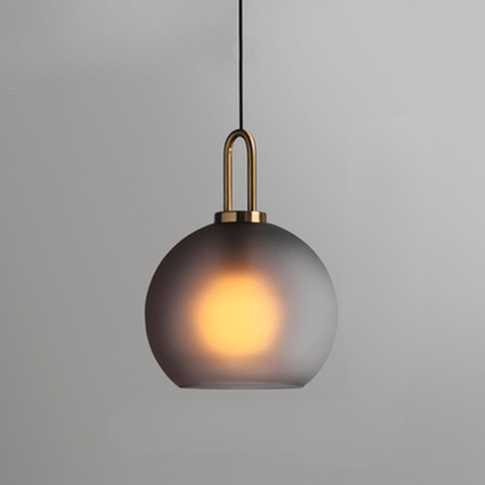 Globus- und Kapselglas-Hängeleuchte mit Messingbogen – Moderner Stil
