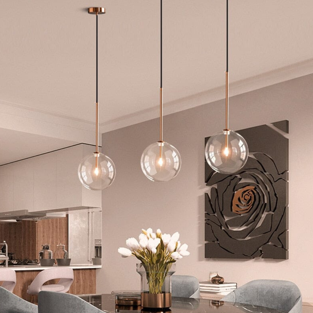 Klarer Glas-Kugelpendelleuchte mit Goldstab – Modern Skandinavisch