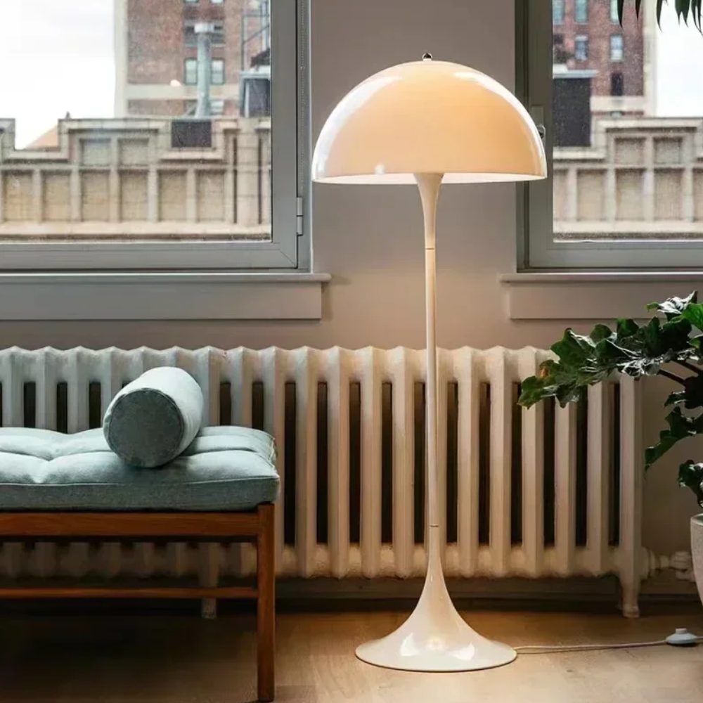 Moderne Stehlampe mit Kuppelschirm und Trompetenfuß – Skandinavischer Stil