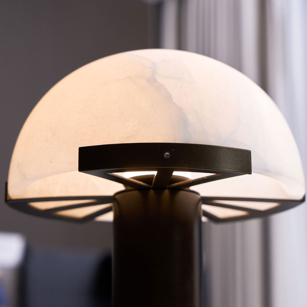 Glas- und Alabaster-Kuppeltischlampe mit Metallfuß – Mid-Century-Modern