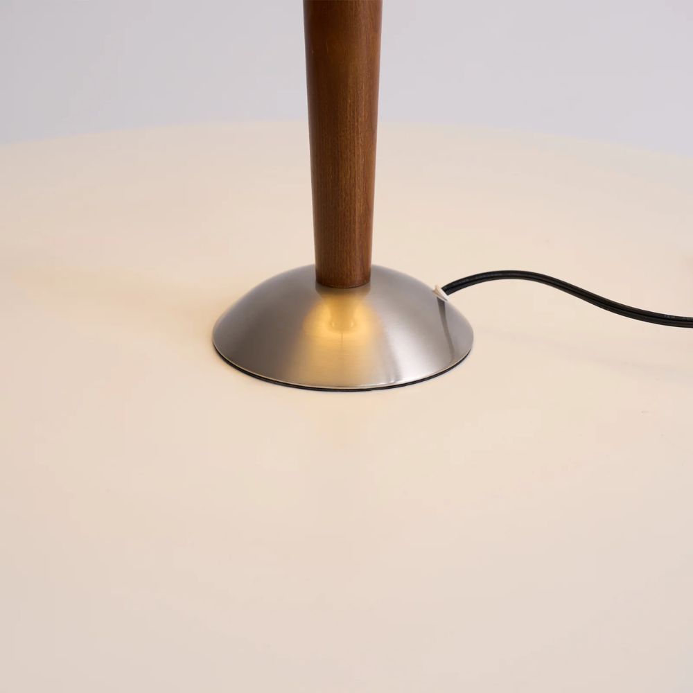 Lampe de table moderne à pied effilé du milieu du siècle avec abat-jour en tissu évasé