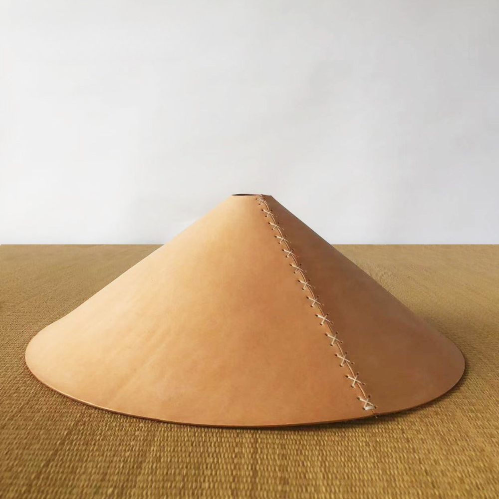 Moderne Pendelleuchte aus Kalbsleder mit konischem Schirm – handgenähte, kunsthandwerkliche Hängeleuchte