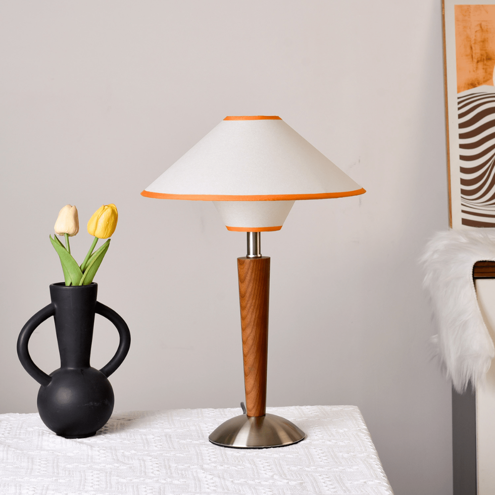 Lampe de table moderne à pied effilé du milieu du siècle avec abat-jour en tissu évasé
