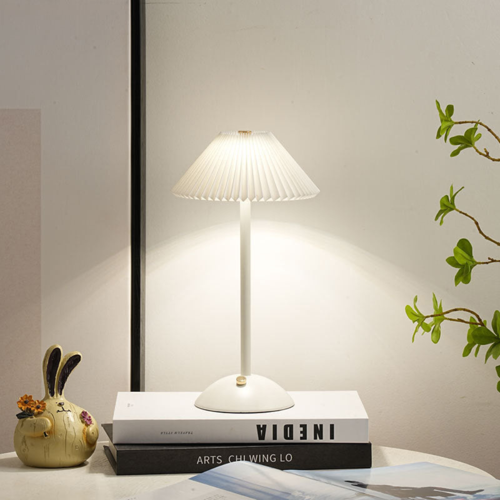 Lampe de bureau en métal avec abat-jour en tissu plissé scandinave, alimentée par USB