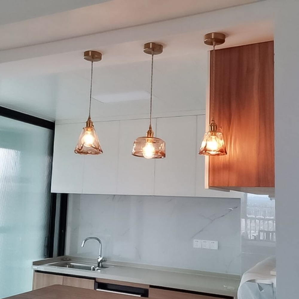 Pendelleuchte aus gehämmertem Glas mit welliger Struktur – Vintage-Messing-Stil