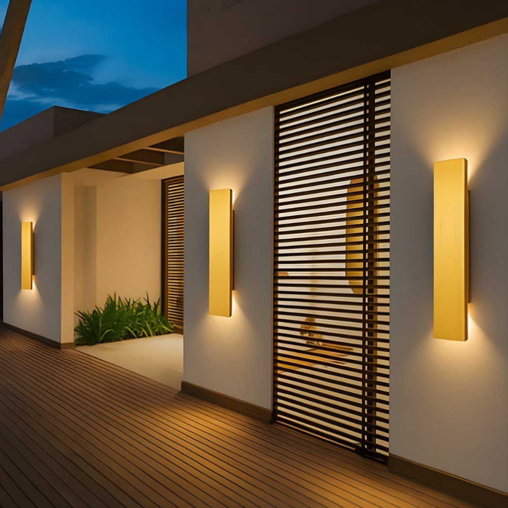 Permanente Außenhausbeleuchtung mit vertikal versetztem Panel – Modern Minimalistisch