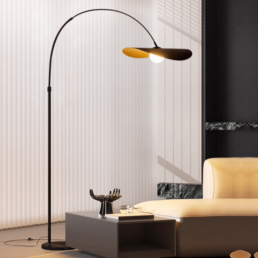 Bogen-Stehlampe mit welligem Blütenschirm und Eisenrahmen – Wabi-Sabi-Stil