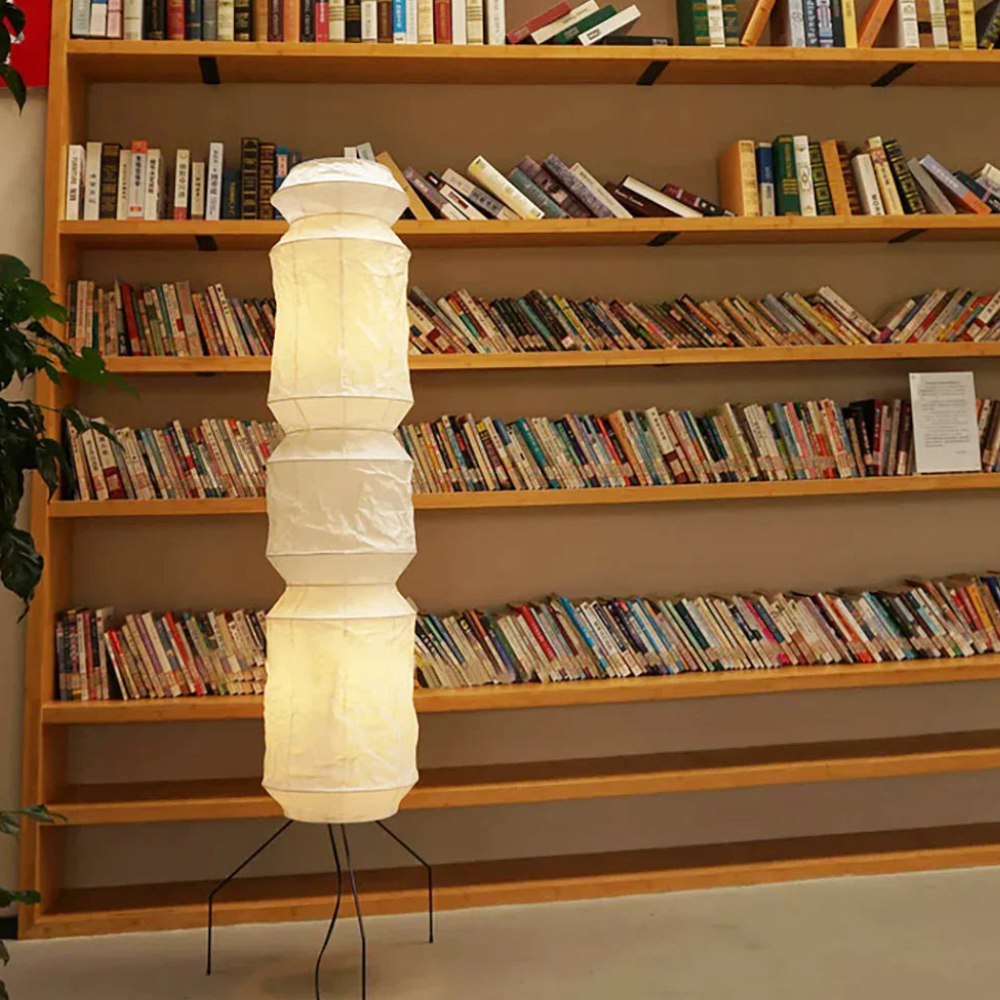Stehlampe mit gestapelter Laterne aus Maulbeerpapier und Beinen aus Eisendraht