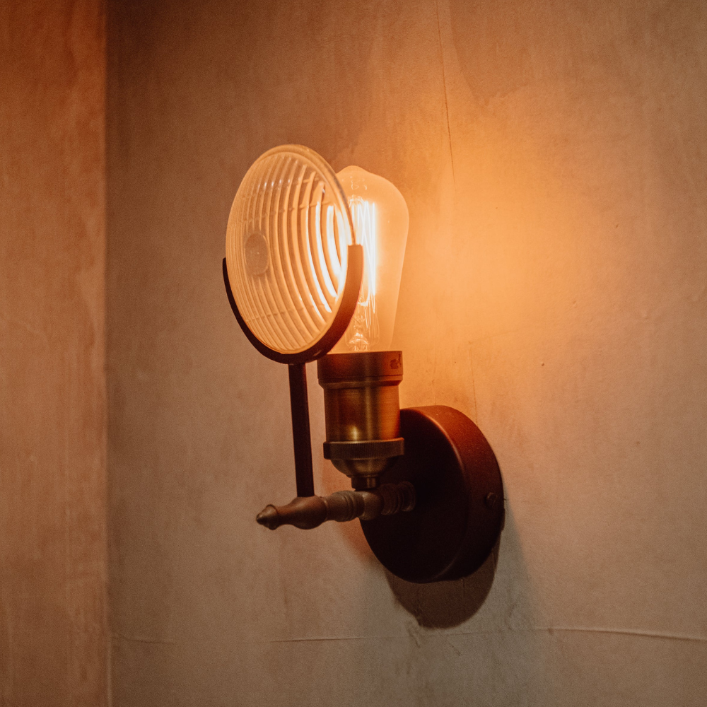 Industrielle Wandleuchte mit Fresnel-Glaslinse – Vintage geripptes Messing