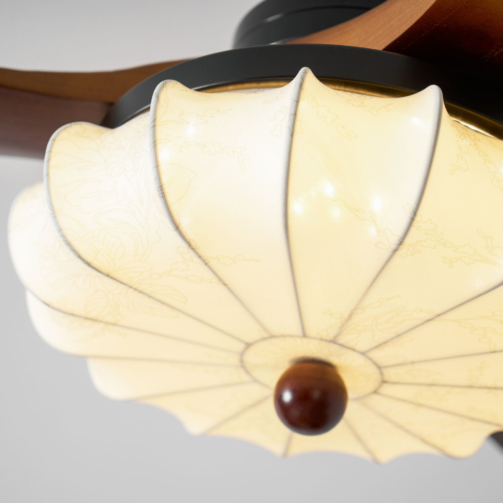 Deckenventilator mit Licht und handgefertigtem Lotus-Schirm aus Stoff – ruhiger moderner Stil