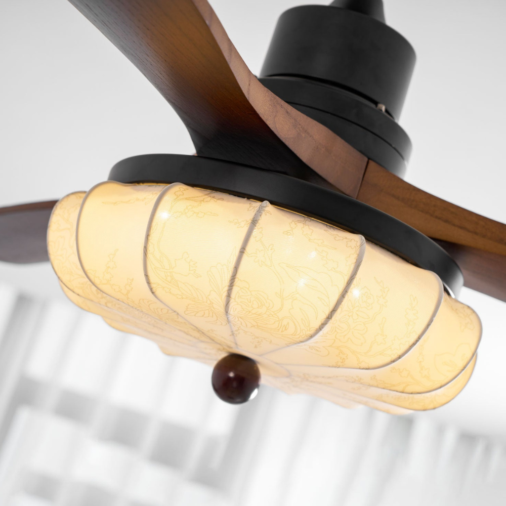 Deckenventilator mit Licht und handgefertigtem Lotus-Schirm aus Stoff – ruhiger moderner Stil