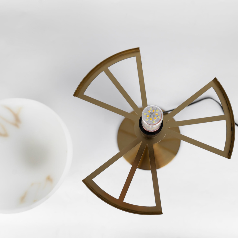 Glas- und Alabaster-Kuppeltischlampe mit Metallfuß – Mid-Century-Modern