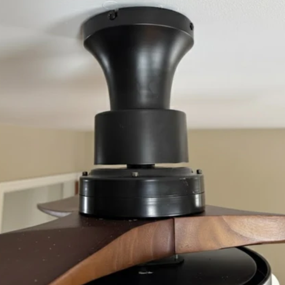 Deckenventilator mit Licht und handgefertigtem Lotus-Schirm aus Stoff – ruhiger moderner Stil
