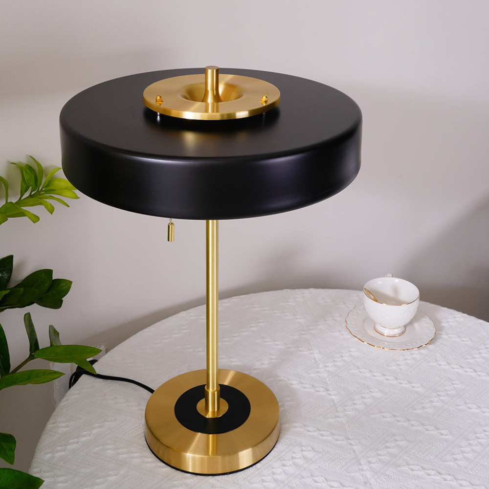 Tischlampe aus gesponnenem Metall mit Zugkette und Acryl-Diffusor – Industrial