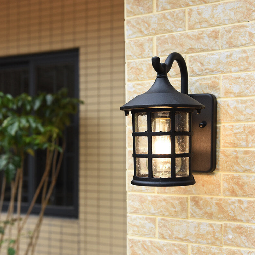 LED-Veranda-Laterne mit klassischer europäischer Silhouette und schwarzer oder bronzefarbener Oberfläche – Zeitgenössische Wandleuchte