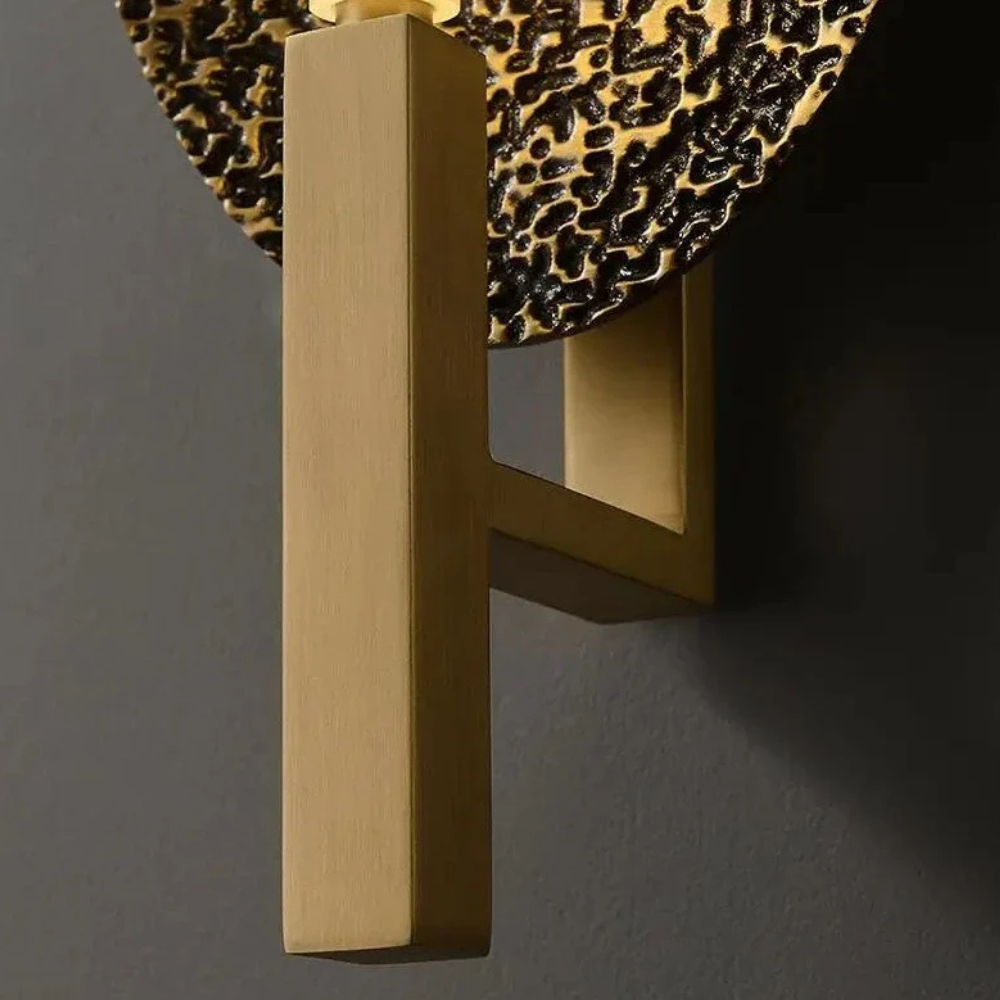 Wandlampe aus gehämmertem Kupfer in ovaler Form – Art Deco Metallskulptur mit Struktur