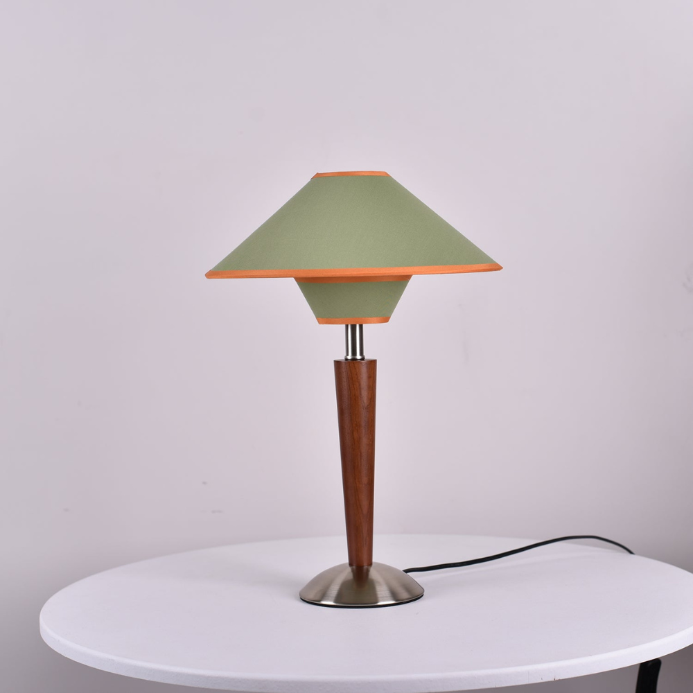 Lampe de table moderne à pied effilé du milieu du siècle avec abat-jour en tissu évasé