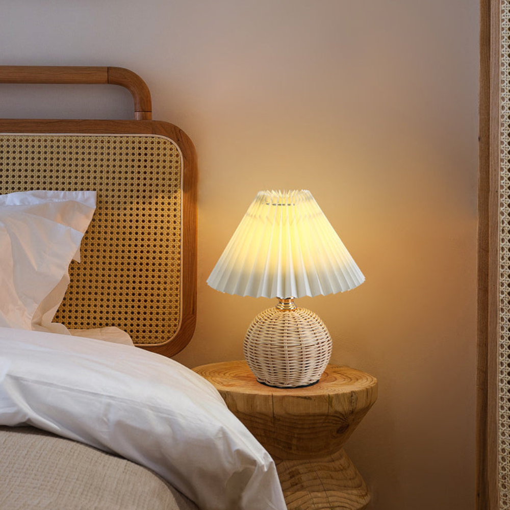 Moderne Tischlampe mit plissiertem Schirm – Nachttischlampe aus natürlichem Rattangeflecht