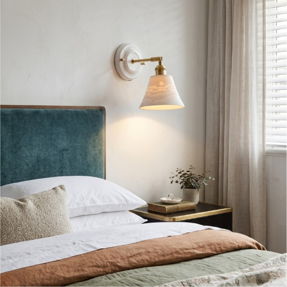 Moderne handgefertigte Keramik-Wandlampe – Japanischer Messing-Wandstrahler