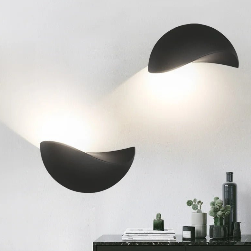 Minimalistische Innen- und Außen-Wandlampe in Halbmondform – Moderne halbkreisförmige Beleuchtung mit zwei Lichtquellen