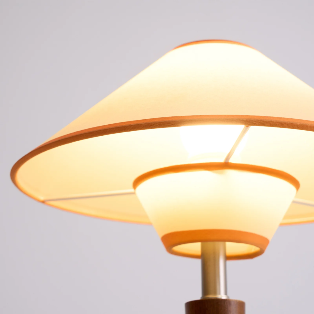 Lampe de table moderne à pied effilé du milieu du siècle avec abat-jour en tissu évasé