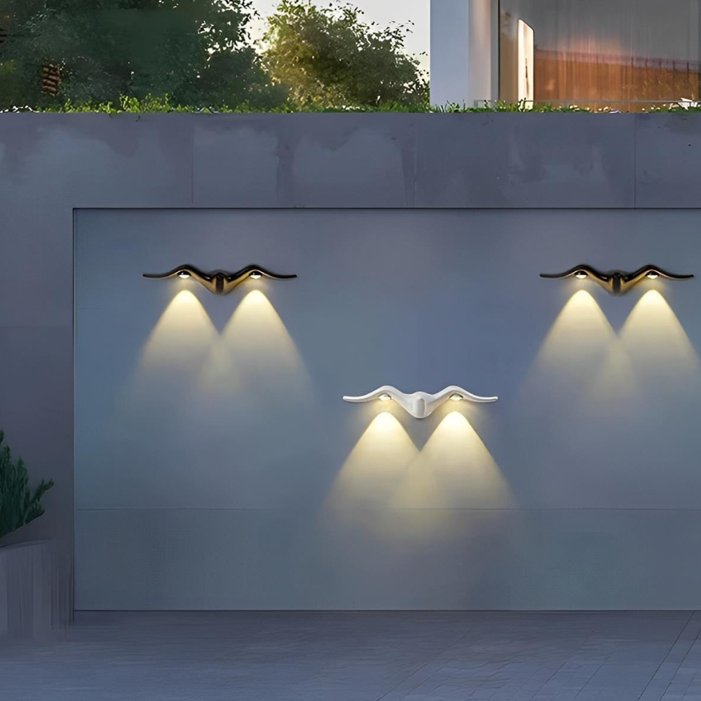Permanente Außenhausbeleuchtung mit naturinspirierten Silhouetten – Moderne Wandleuchte