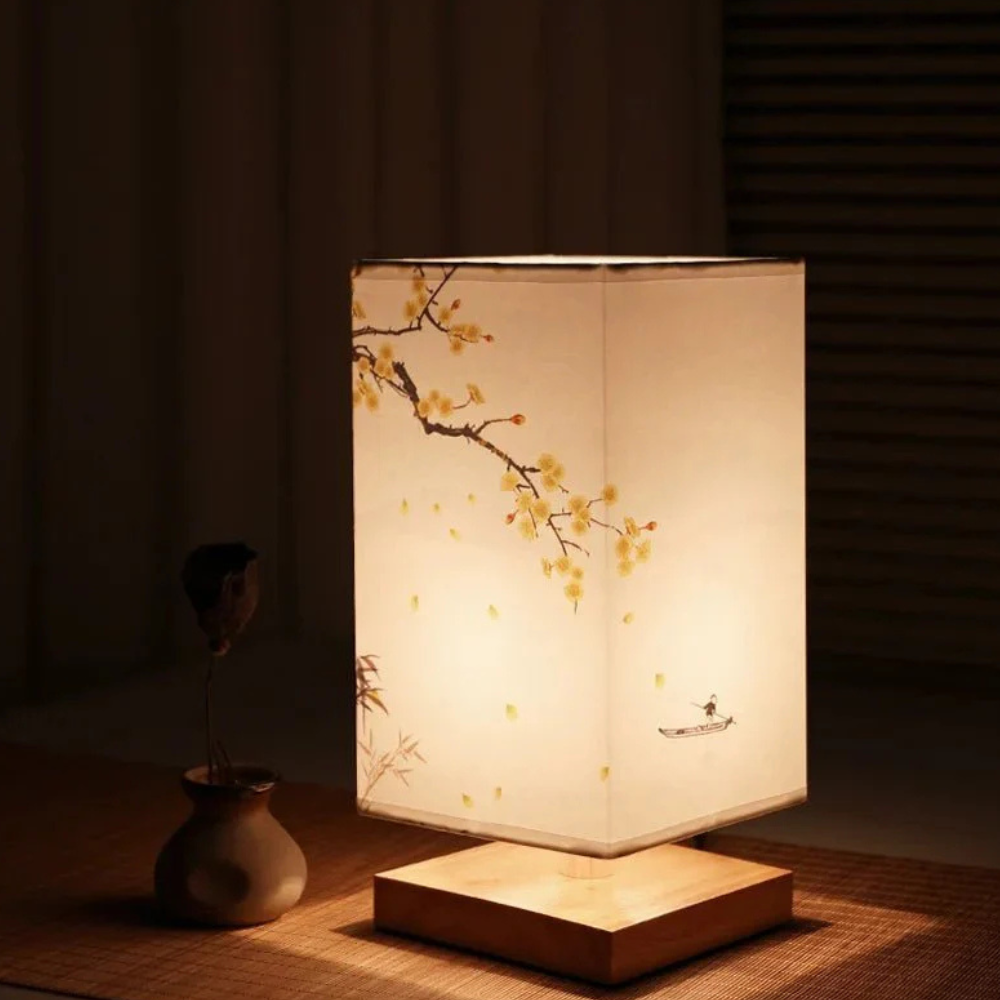 Asiatisch inspirierte Stoffboxlampe mit Holzsockel – Künstlerische Blumenakzentlampe