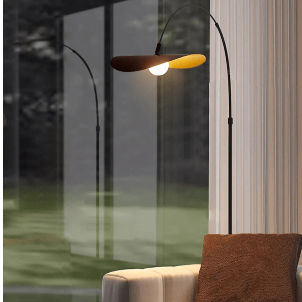 Bogen-Stehlampe mit welligem Blütenschirm und Eisenrahmen – Wabi-Sabi-Stil