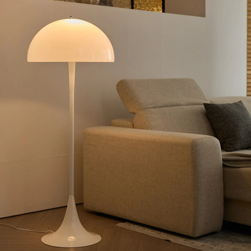 Moderne Stehlampe mit Kuppelschirm und Trompetenfuß – Skandinavischer Stil