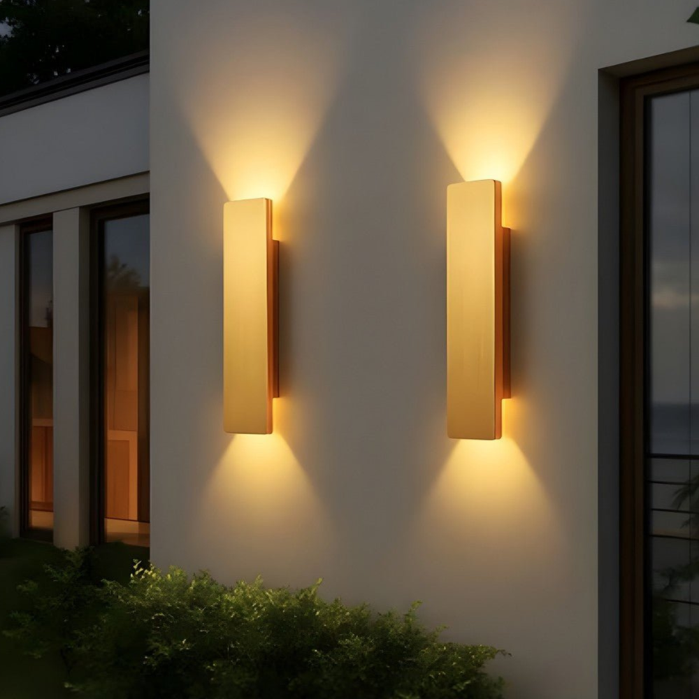 Permanente Außenhausbeleuchtung mit vertikal versetztem Panel – Modern Minimalistisch