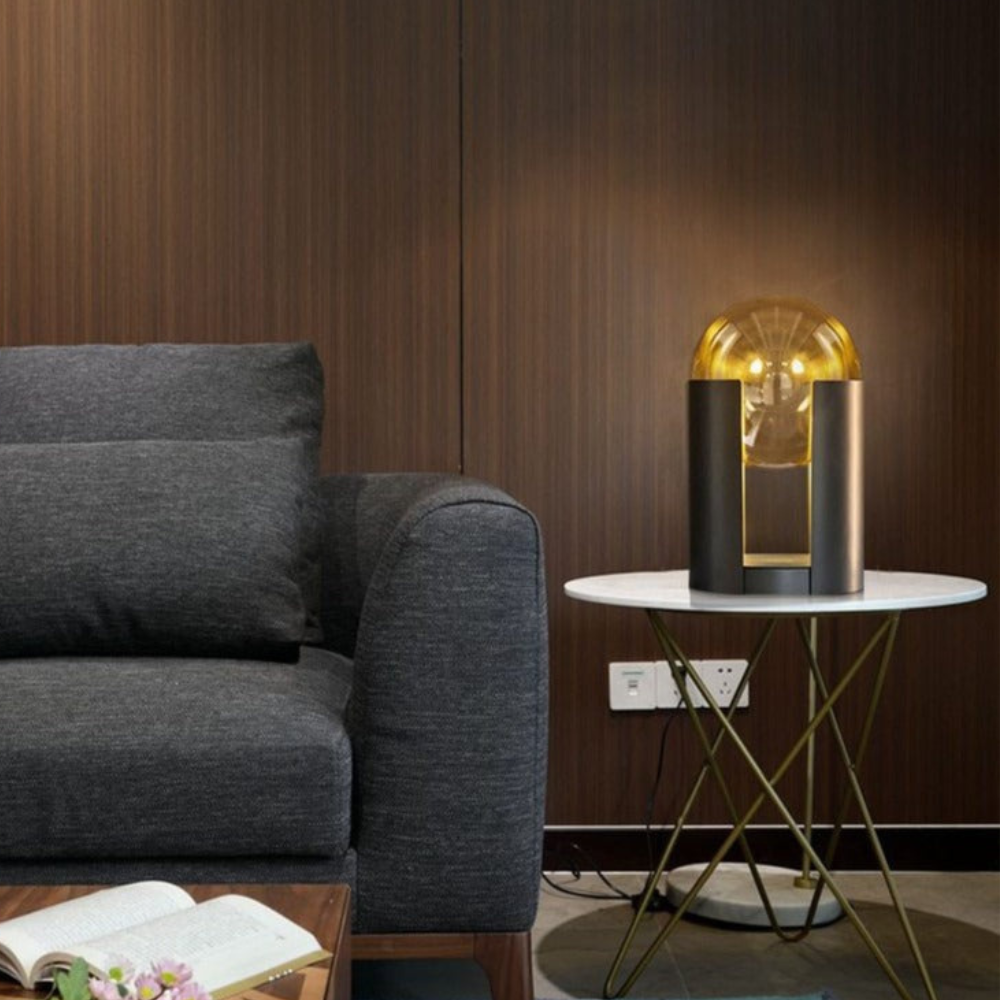 Postmoderne Tischlampe aus bernsteinfarbenem Glas – Matte schwarze Zylinder-Kuppelleuchte