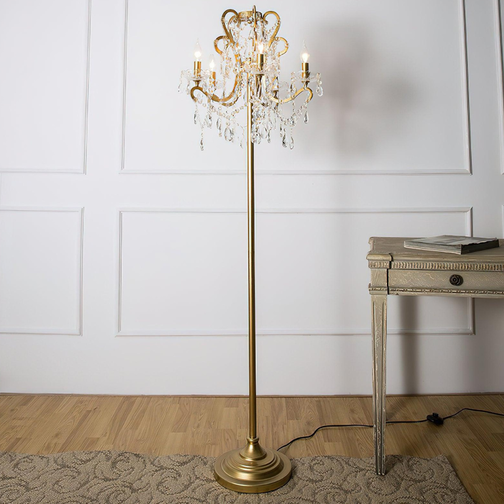 Dimmbare Stehlampe mit kunstvollem Eisenornament und facettierten Kristallsträngen